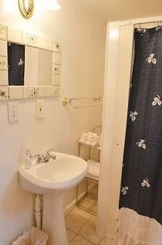Отель Lucky Horseshoe Cabins Au Sable Экстерьер фото