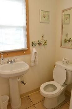 Отель Lucky Horseshoe Cabins Au Sable Экстерьер фото