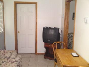 Отель Lucky Horseshoe Cabins Au Sable Экстерьер фото
