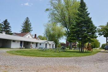 Отель Lucky Horseshoe Cabins Au Sable Экстерьер фото
