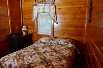 Отель Lucky Horseshoe Cabins Au Sable Экстерьер фото