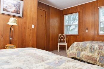 Отель Lucky Horseshoe Cabins Au Sable Экстерьер фото