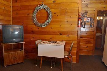 Отель Lucky Horseshoe Cabins Au Sable Экстерьер фото