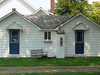 Отель Lucky Horseshoe Cabins Au Sable Экстерьер фото