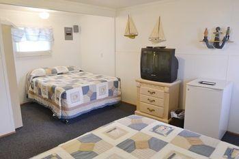 Отель Lucky Horseshoe Cabins Au Sable Экстерьер фото